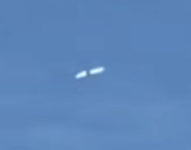 Sigaarvormig object glijdt door de lucht foto