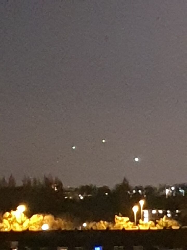 3 tot 5 lichtpunten op 1 zelfde lijn. Ene keer feller licht dan andere keer foto