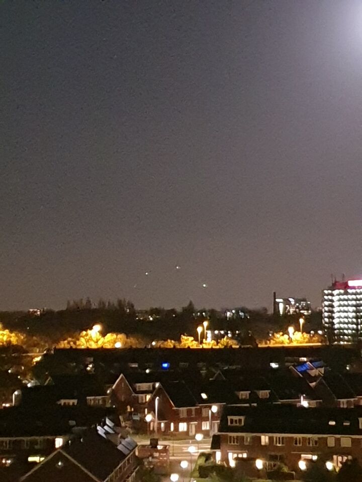 3 tot 5 lichtpunten op 1 zelfde lijn. Ene keer feller licht dan andere keer foto