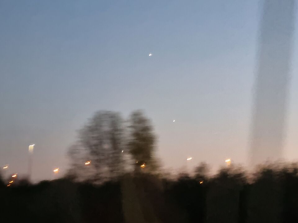 Zagen 3 lichtpunten in de lucht, en opeens waren het er 4. foto