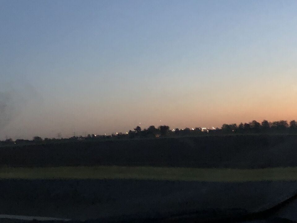 Licht flitsende, gele bollen in de lucht foto