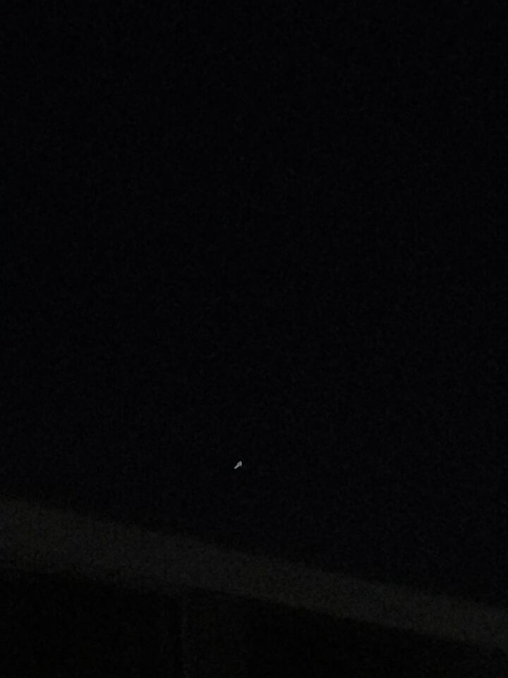 Licht punt dat constante snelheid had en dat in een lichte curve bewoog. foto