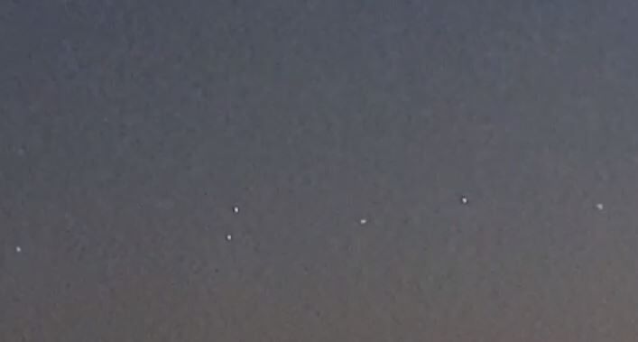 Een rij van 8 lichtgevende bollen foto