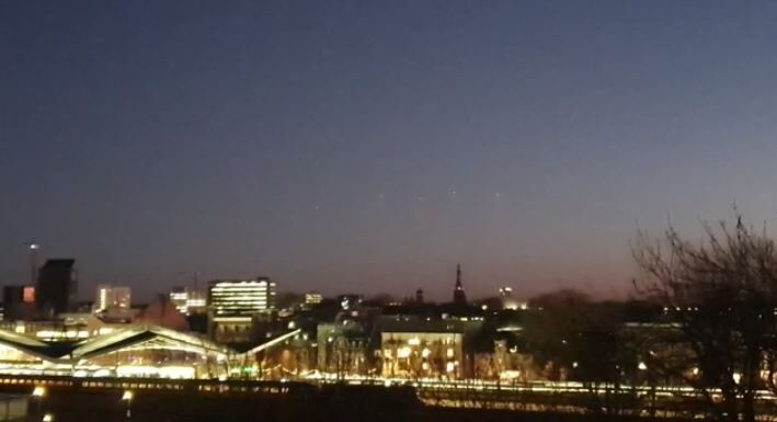 Een rij van 8 lichtgevende bollen foto