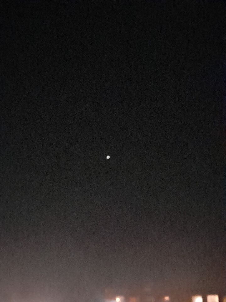 Lichtpunt dat dichtbij komt en verder weg gaat met een boemerang eromheen foto