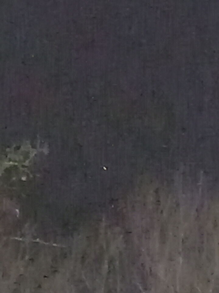 Stilstaande elipsvormige witte bol/sigaar met knipperende rode en blauwe lampjes foto