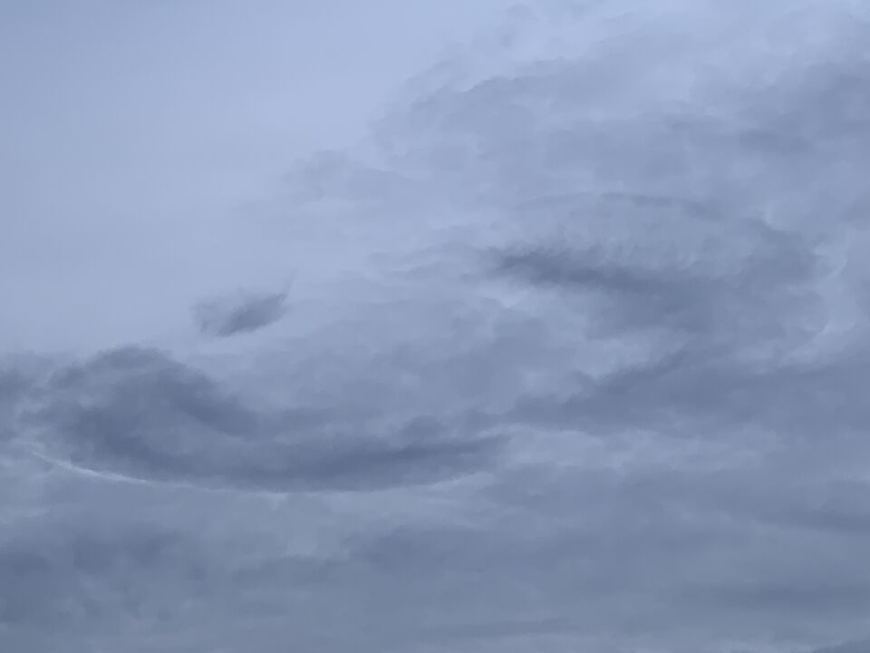 Perfecte cirkel (schijf-vormig) in wolkendek foto