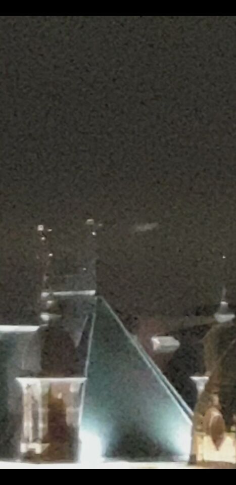 Lichtgevende schijf die van links naar rechts en weer terug beweegt foto