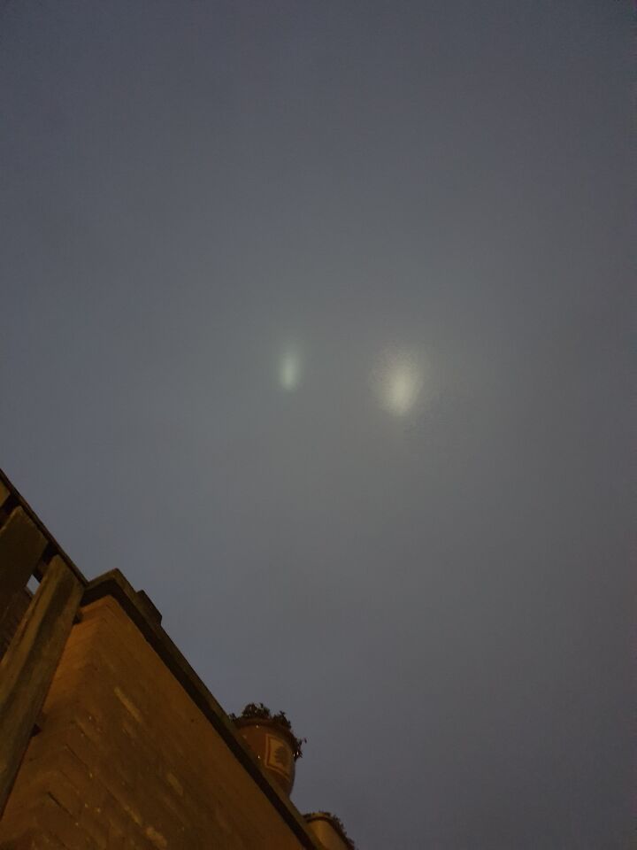 2 "bollen" van licht. Bewegend rad foto