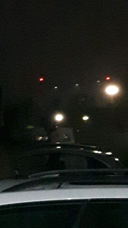 3 witte lichten in driehoek en 2 rode lichten aan buitenzijde foto