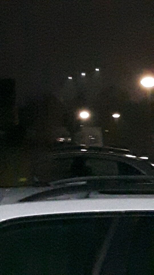 3 witte lichten in driehoek en 2 rode lichten aan buitenzijde foto