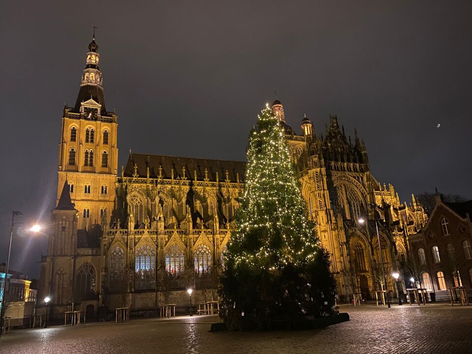 UFO boven St Jan in Den Bosch foto