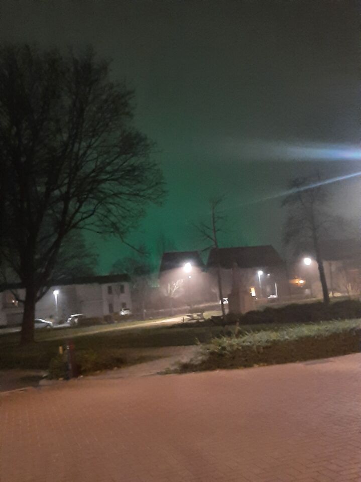 Groen licht dat feller en donkerder werdt foto