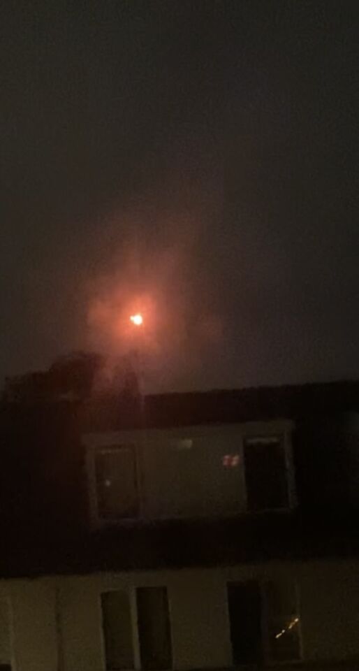 Rode vuurbal dat met snelheid naar beneden vloog. foto