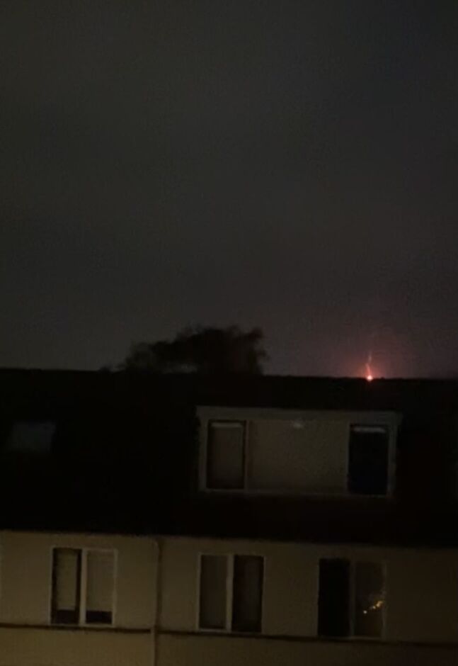 Rode vuurbal dat met snelheid naar beneden vloog. foto
