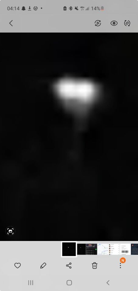 2 bollen licht witzchtige roodachtig straal naar beneden foto