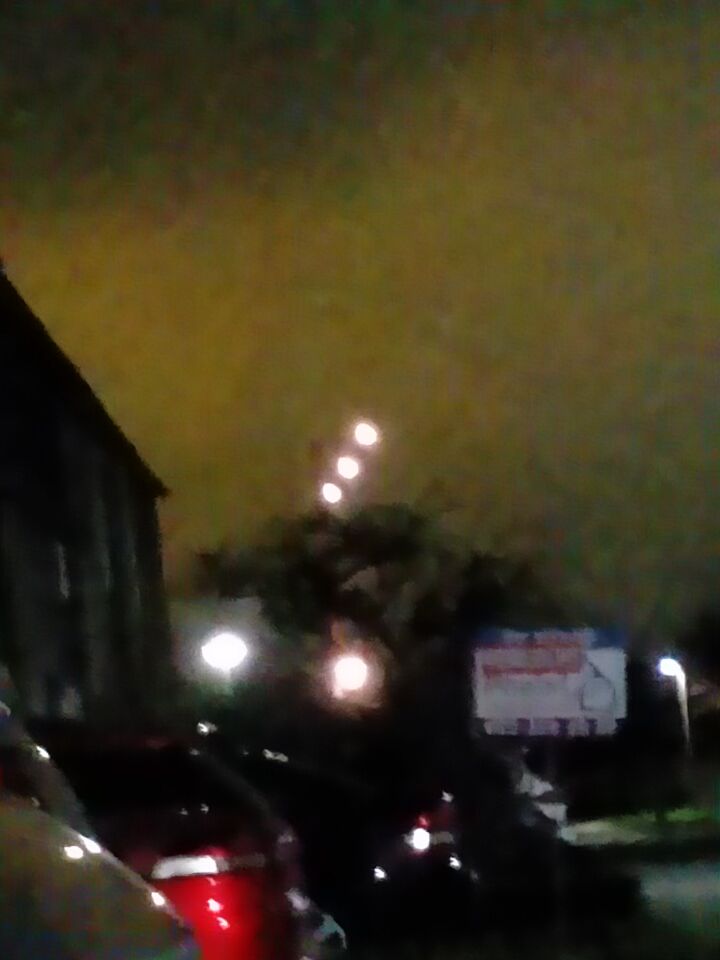 3 lichtpunten en alle 3 bewegen niet, maar verplaatsen wel in draaiende vorm foto