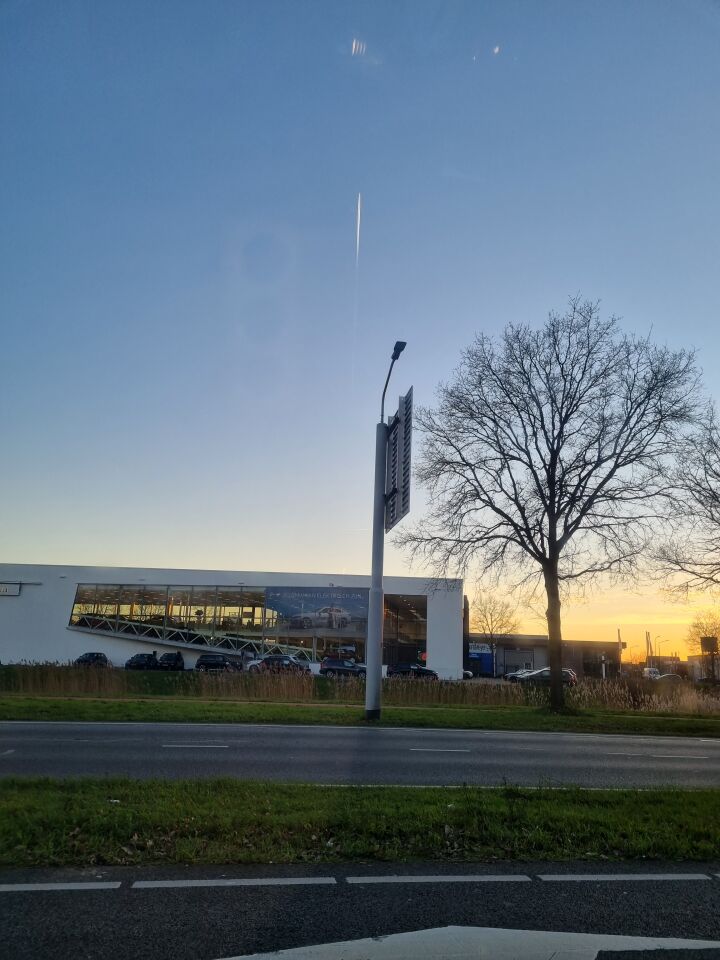 Soort vliegtuigspoor dat verticaal omhoog ging foto