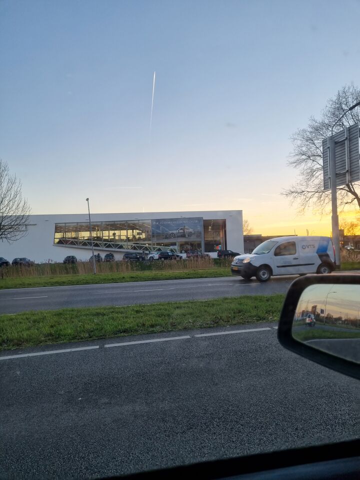 Soort vliegtuigspoor dat verticaal omhoog ging foto