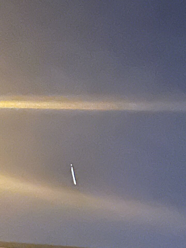 Een vuurbal met een rij kerstverlichting er achter. foto