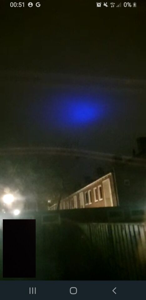 Het logo boven de SIMS, horizontaal, duimkt steeds op verschillende plekken op foto