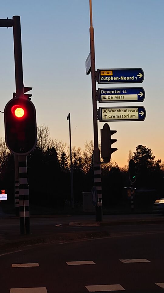 Een staaf/raketachtige vorm met rook aan de onderzijde, die 5 min stil hing foto