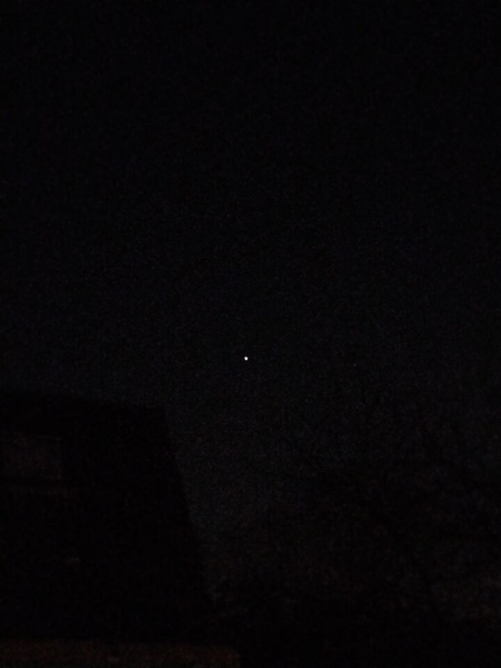 Licht bol hoog in de lucht veranderd van kleur foto
