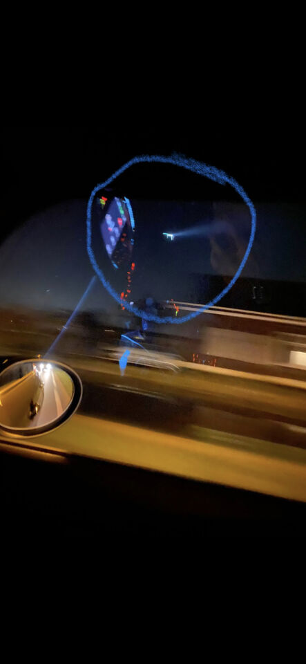 Driehoekig object met twee kleurig licht foto