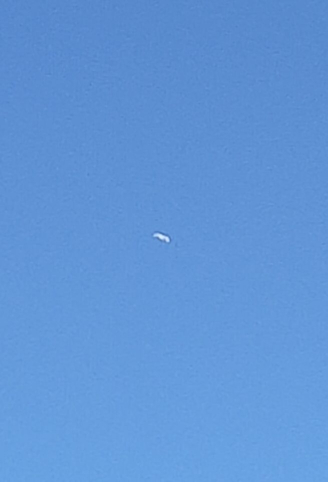 Wit vliegend voorwerp, drone-achtig maar geen geluid foto
