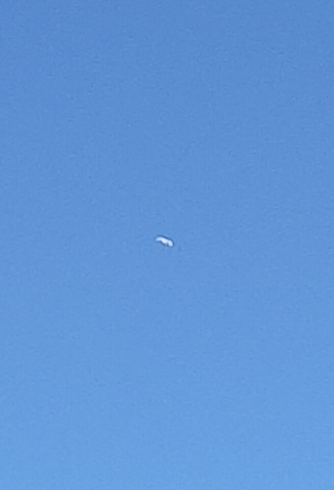 Wit vliegend voorwerp, drone-achtig maar geen geluid foto