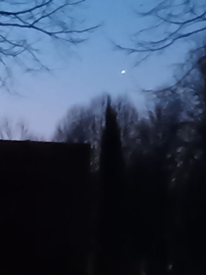 Ronde bal met cirkel eromheen. 2 lichtjes aan voorkant. Achterkant 2 rijtjes li foto