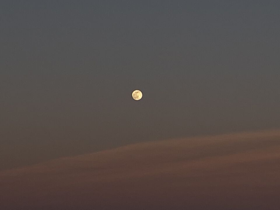 Zwarte ellips in schuine baan rond maan foto