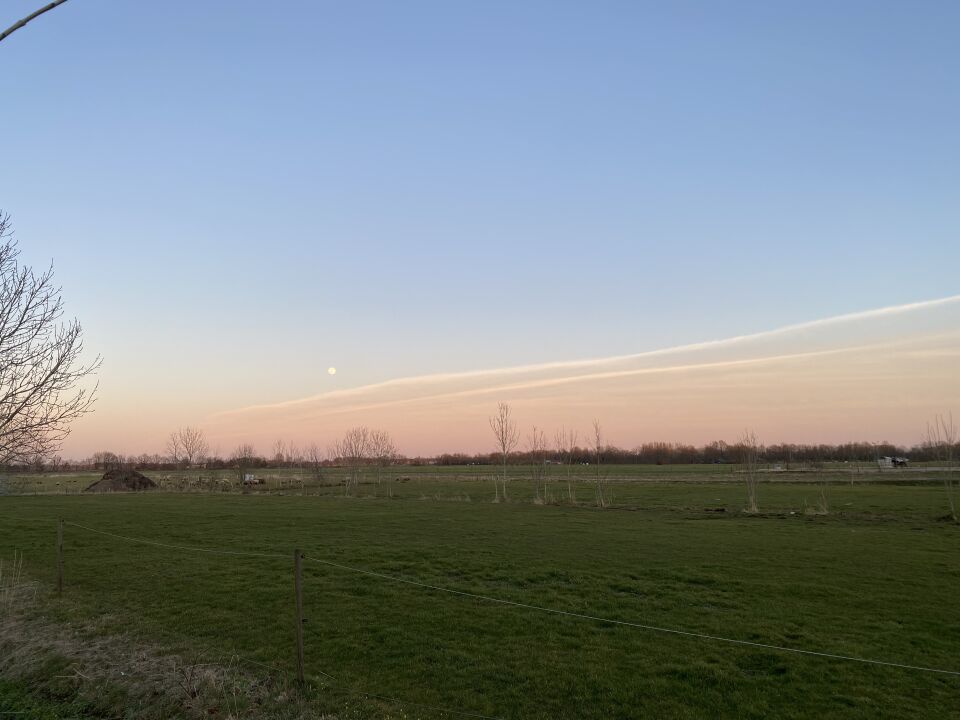 Zwarte ellips in schuine baan rond maan foto