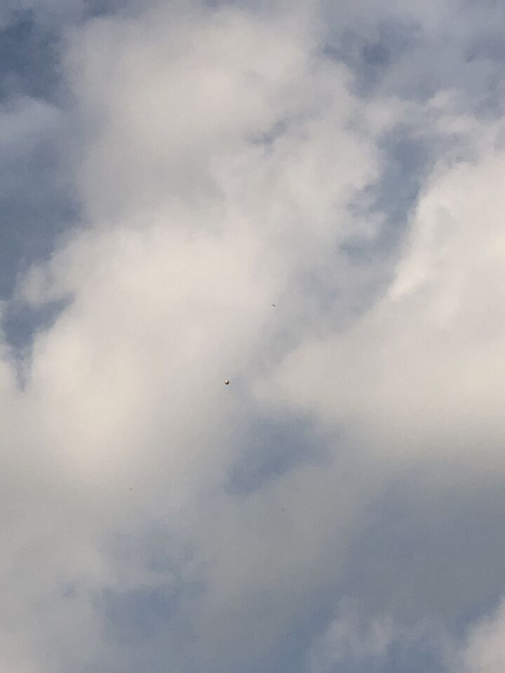 Zilveren bol stilstaand in de lucht foto