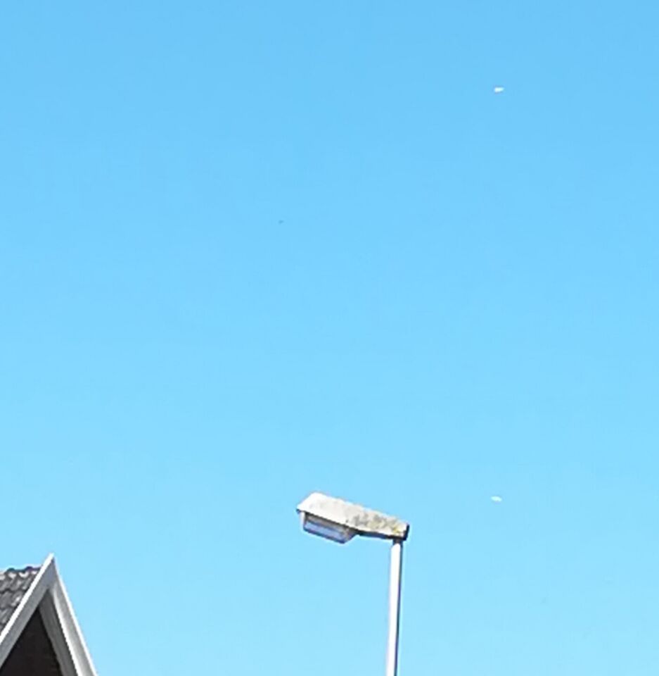 2 boven elkaar Sigaarvormige zilverkleurige objecten, die zigzaggend bewogen foto