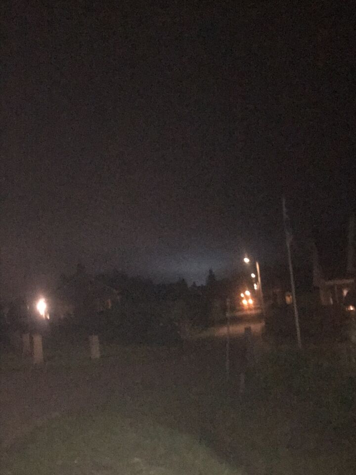Blauwe licht dat de hele donkere lucht ophelderde en toen de ruimte inschoot foto