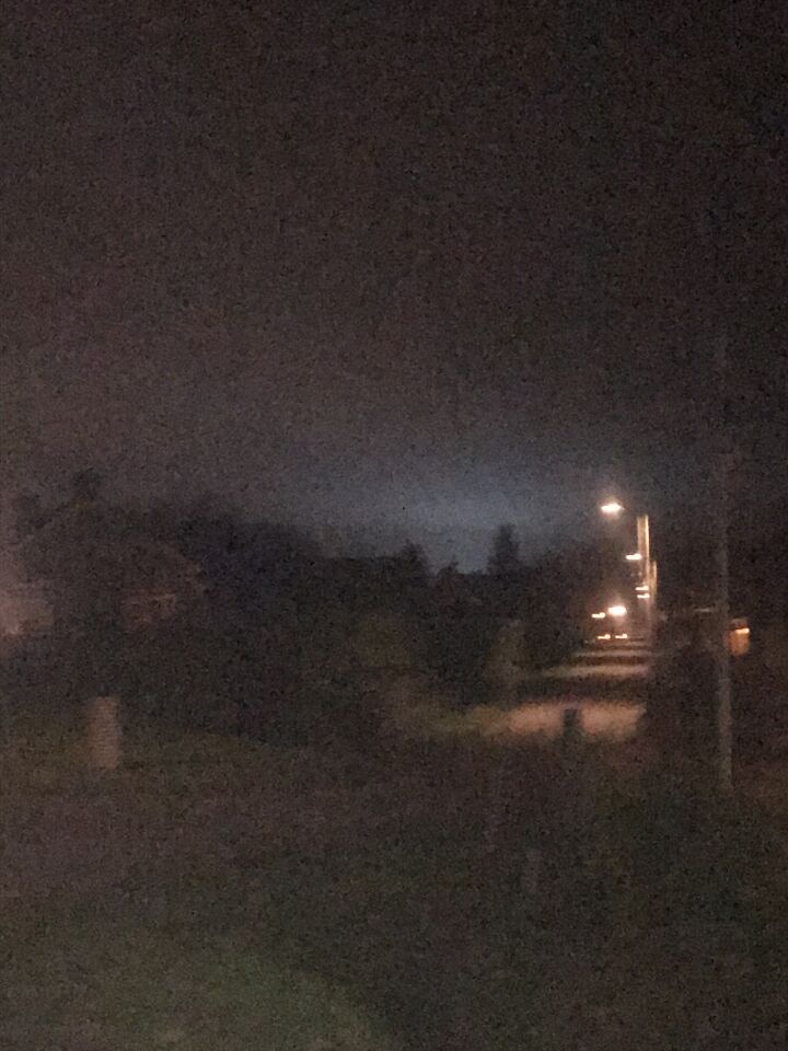 Blauwe licht dat de hele donkere lucht ophelderde en toen de ruimte inschoot foto
