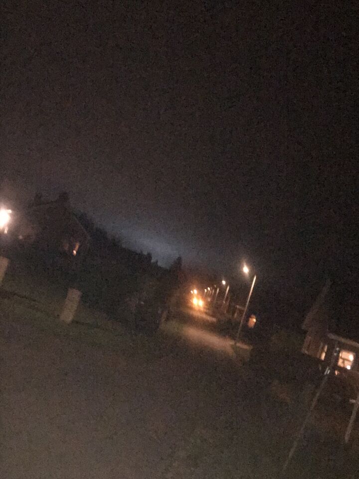 Blauwe licht dat de hele donkere lucht ophelderde en toen de ruimte inschoot foto