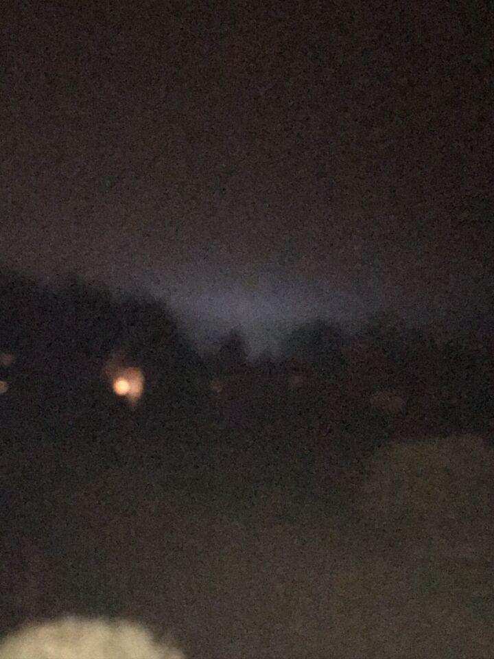 Blauwe licht dat de hele donkere lucht ophelderde en toen de ruimte inschoot foto