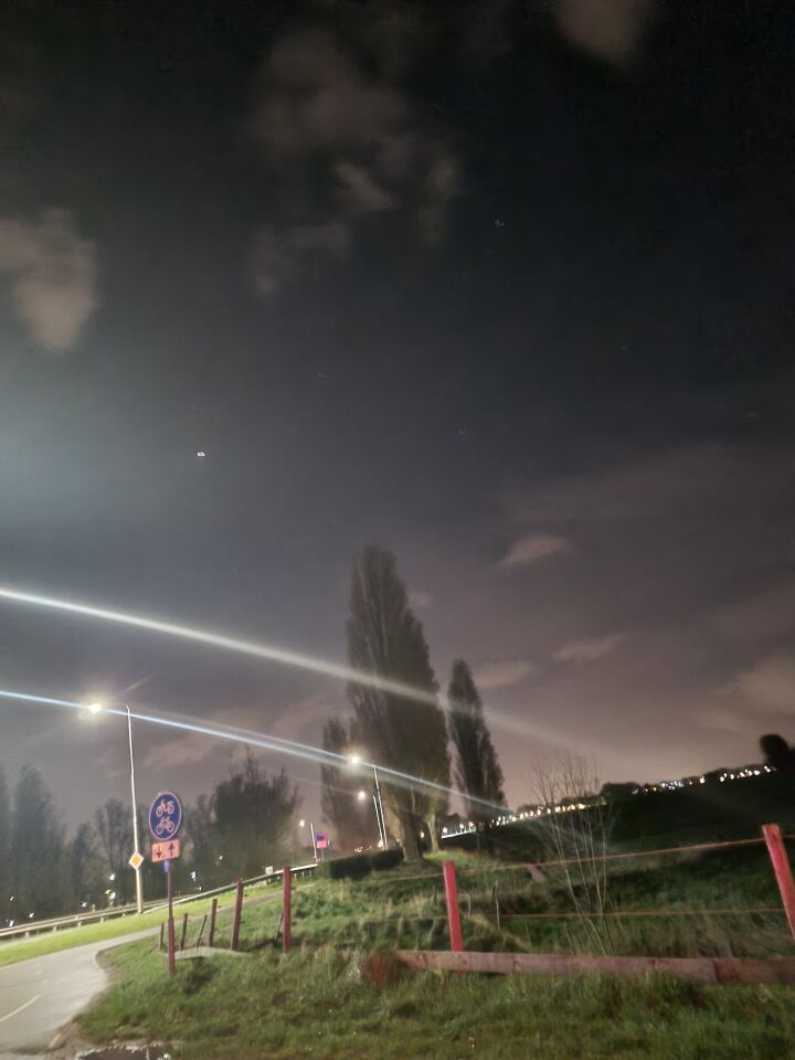 Overvliegend vierkant groen en rood licht zijkant 2 lichtbollen voorkan foto