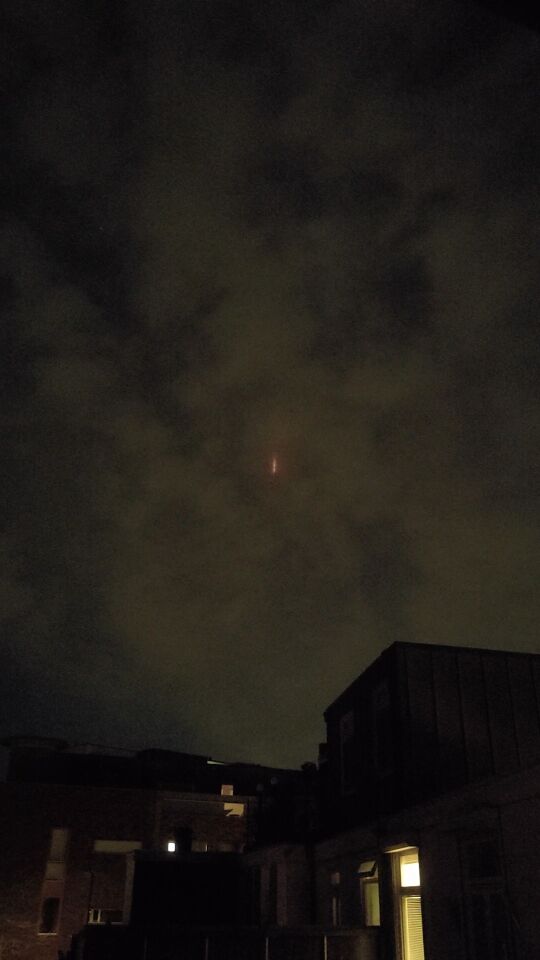 Oranje lichtstreep hoog in de lucht. Bleef op dezelfde plaats foto