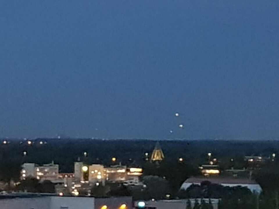 Meerdere lichtballen die urenlang in de lucht hingen foto
