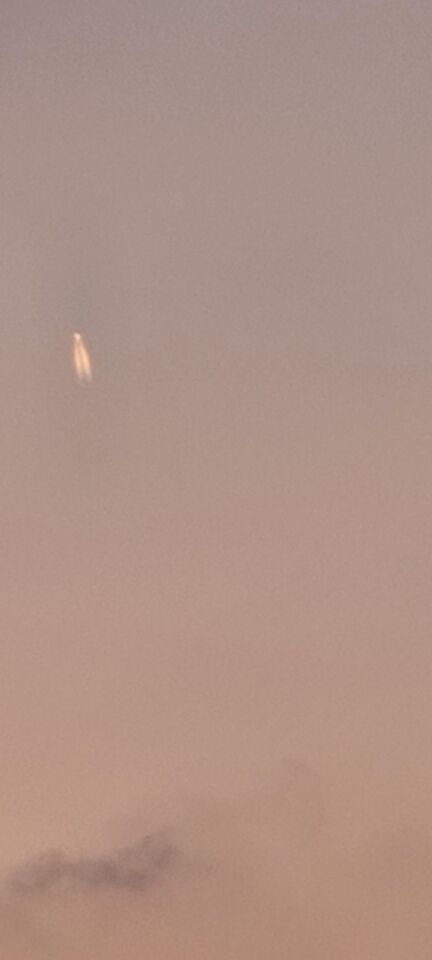 Verlicht object met 2 vlammenstralen foto