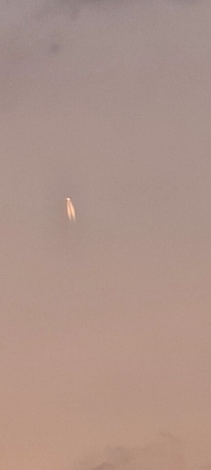 Verlicht object met 2 vlammenstralen foto