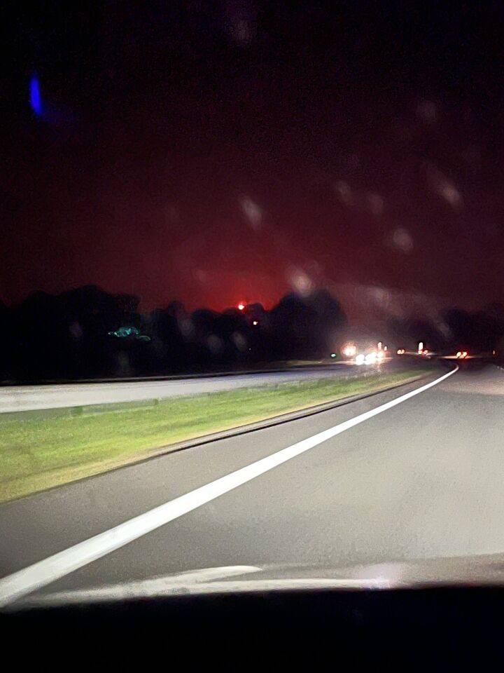 Aantal rode lichtbollen in de lucht foto