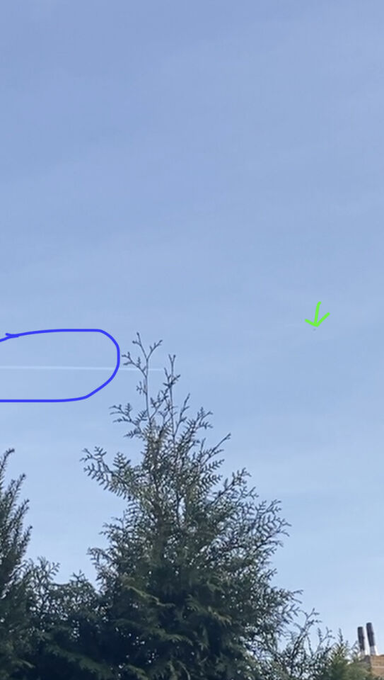 Ik zat in mijn achtertuin te zitten en ineens zag ik een witte UFO (bal) foto