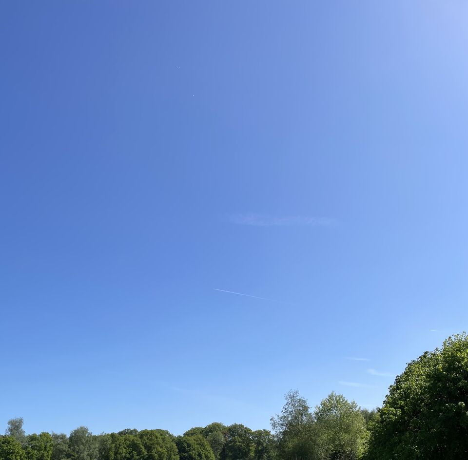 Twee bewegende witte bollen foto