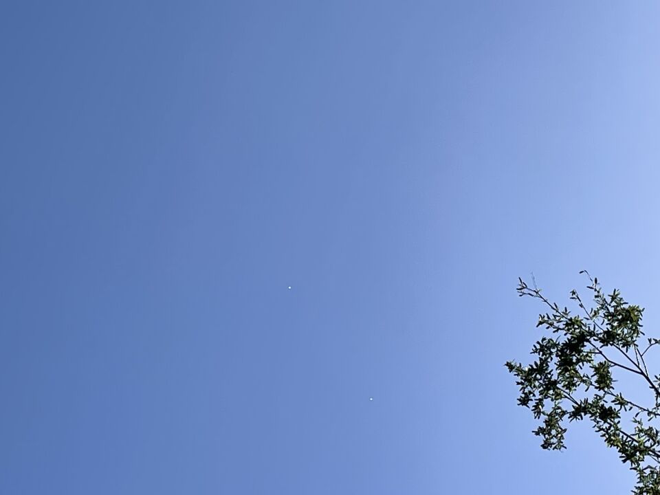 Twee bewegende witte bollen foto