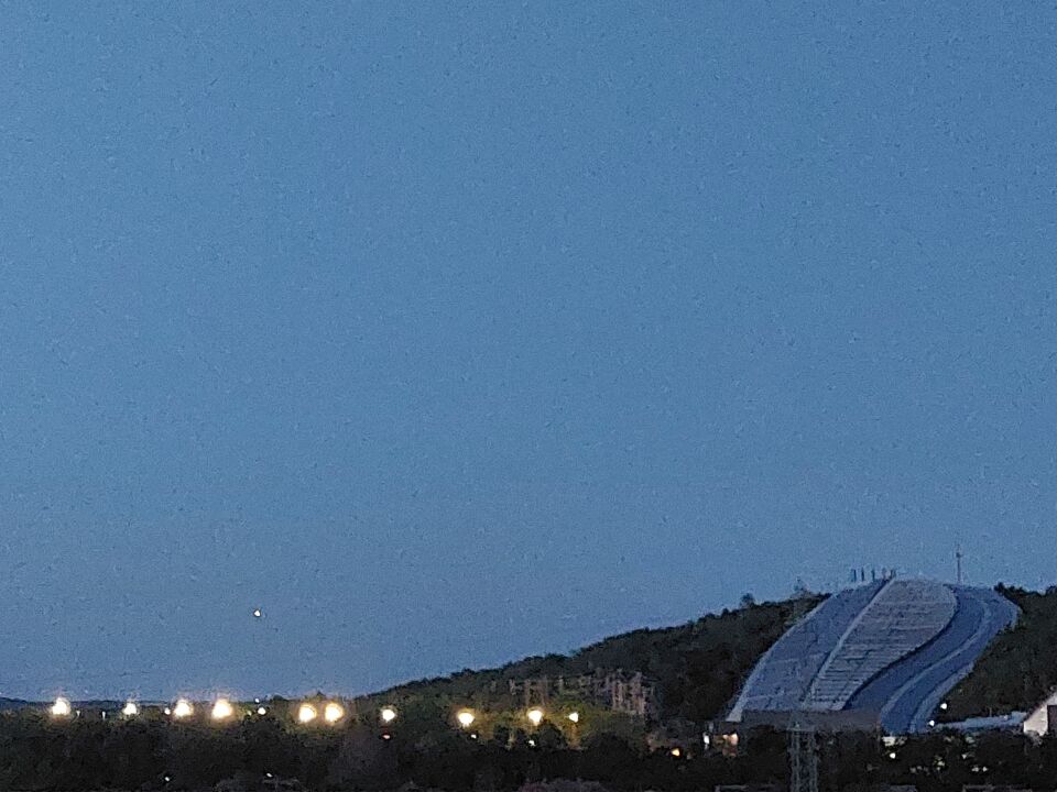 2 felle stilstaande lichten enorme snelheid naar beneden foto