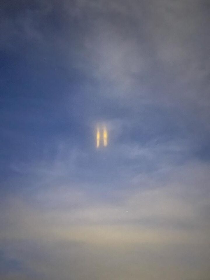 Twee gele strepen in de lucht foto